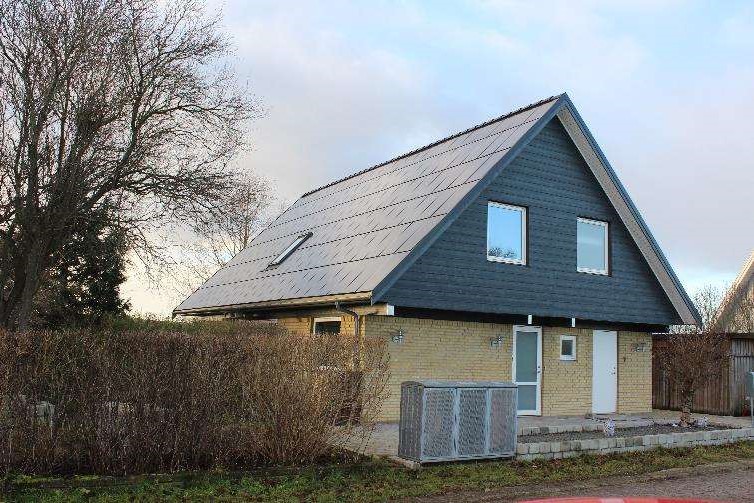 Solcelletag hvor cellerne dækker hele den stejle tagflade